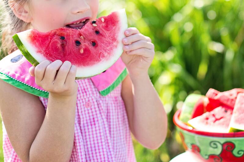 dieta equilibrata per bambini mangiare la frutta